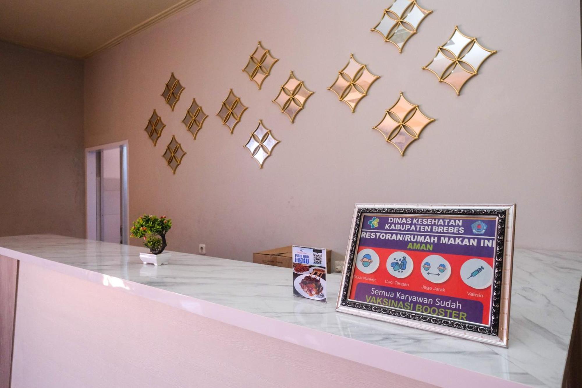 Urbanview Hotel Dedy Jaya Brebes Ngoại thất bức ảnh